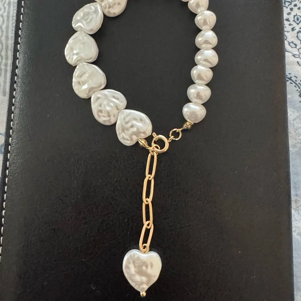Elegant Heart Pearl Bracelet with Gold Accents